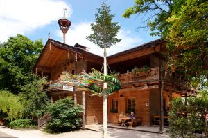 Tiergarten Schönbrunn lädt zum Maibaumfest beim Tirolerhof