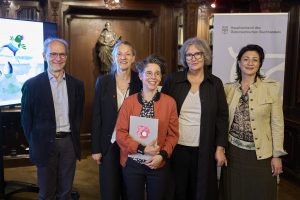 Stimme für Vielfalt: Christine-Nöstlinger-Preis an Verena Hochleitner