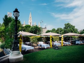 Genussvolles Vorspiel: Vestibül als Bühne vor dem Theater