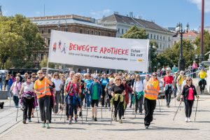 Bewegte Apotheke: Jubiläums-Walk macht Rathausplatz fit