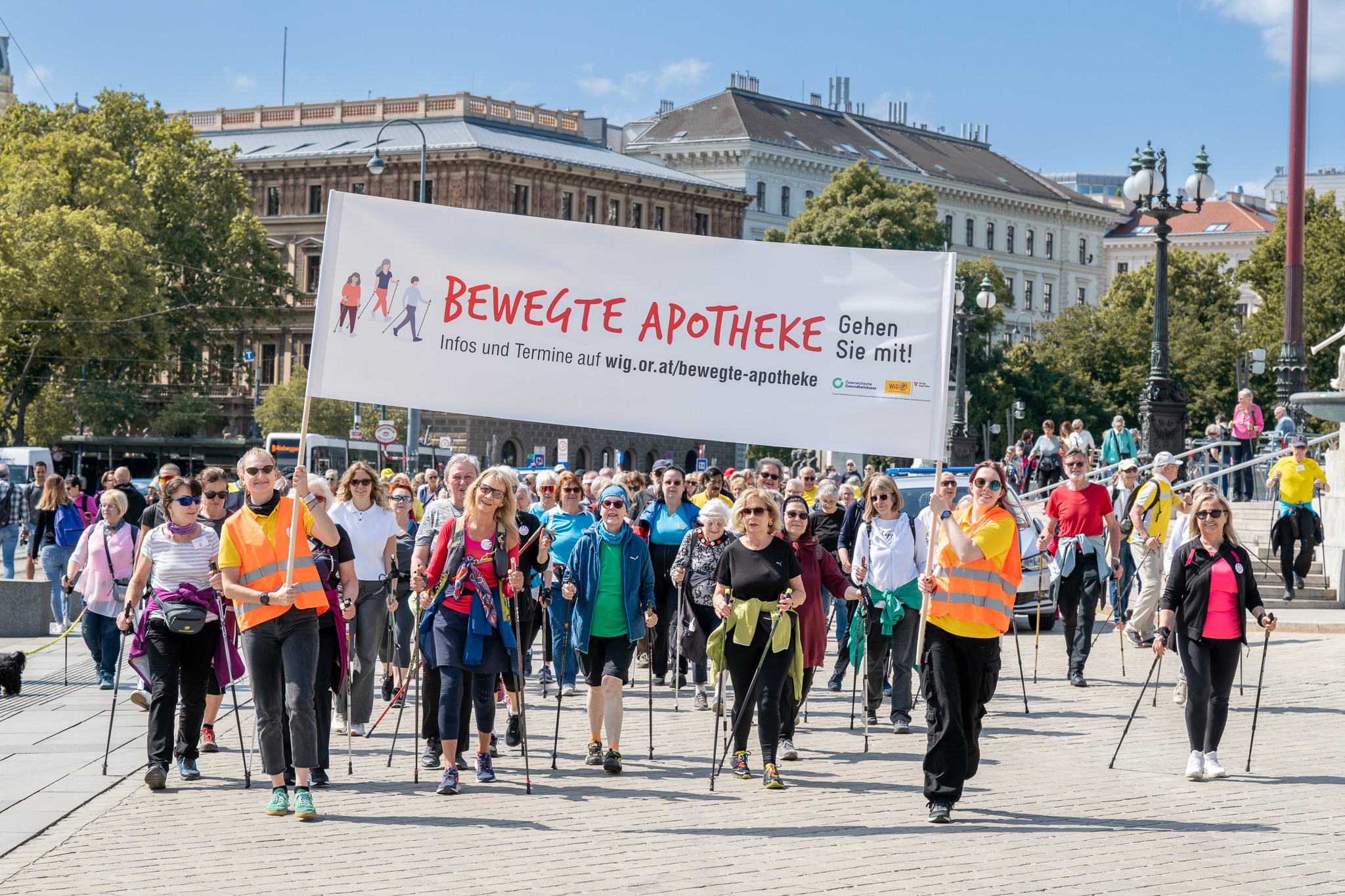 Bewegte Apotheke: Jubiläums-Walk macht Rathausplatz fit