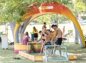 Im Juli tourt die Life Lounge durch die Freibäder