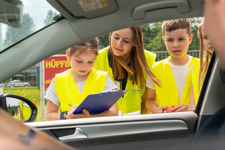 Kleine “Freunde und Helfer” sorgen für Sicherheit im Verkehr