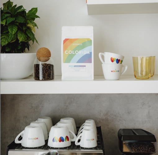 Gewinne eines von zwei exklusiven „Bonded by Beans“-Sets von J. Hornig