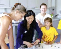 Laborkittel statt Stricknadel: Science-Omas vermitteln Wissen