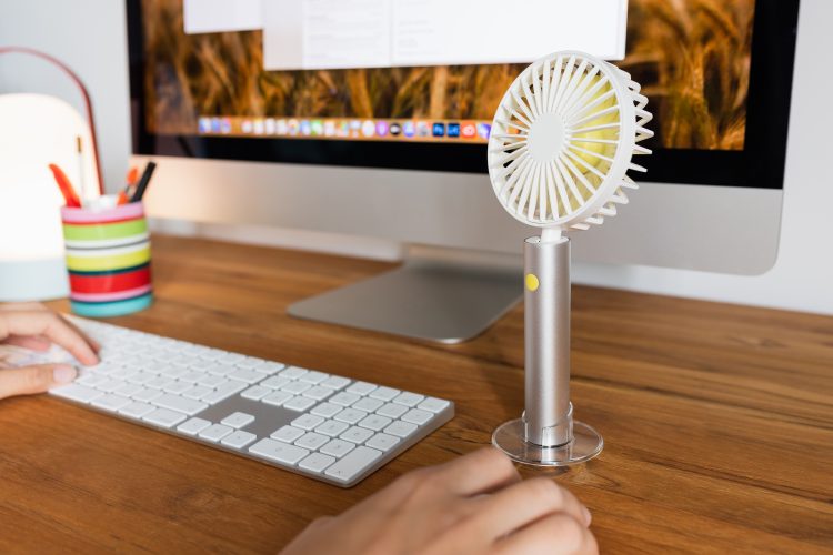 Cool durch den Sommer: Der stylische Mini-Ventilator “Flow”