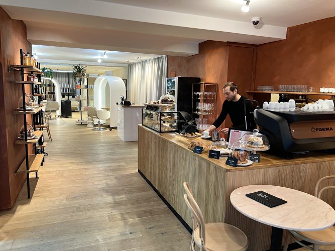 "Gustav Emil Paula Paula" Friseur und Café in einem.